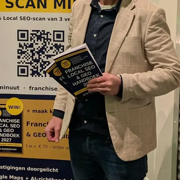 Exemplaren van het Franchise Local SEO & GEO Handboek 2027 in handen van auteur Gijs Bodenstaff op de franchisebeurs