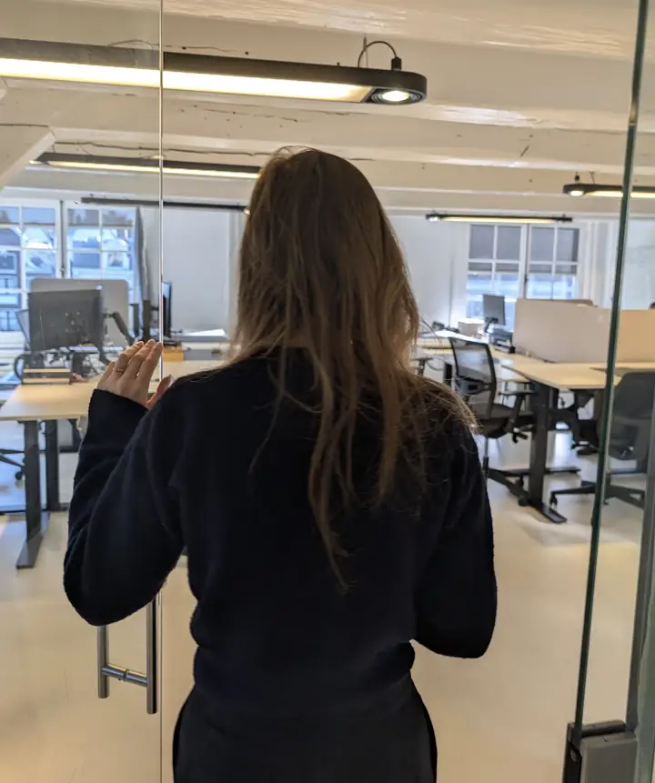 Glazen deur naar het open kantoor op het bezoekadres Herengracht 280, 1016 BX Amsterdam