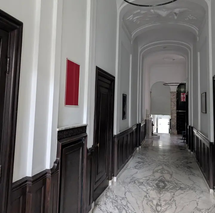 Bezoekadres Herengracht 280 Amsterdam: marmeren gang naar het kantoor van Franchise-Marketing.nl