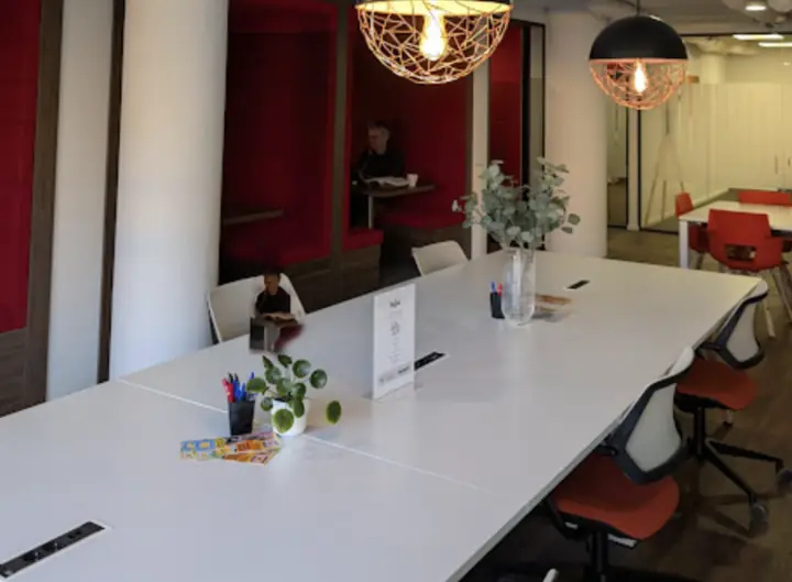 Lange werktafel voor een kennismaking op afspraak met Franchise-Marketing.nl aan de Herengracht 280